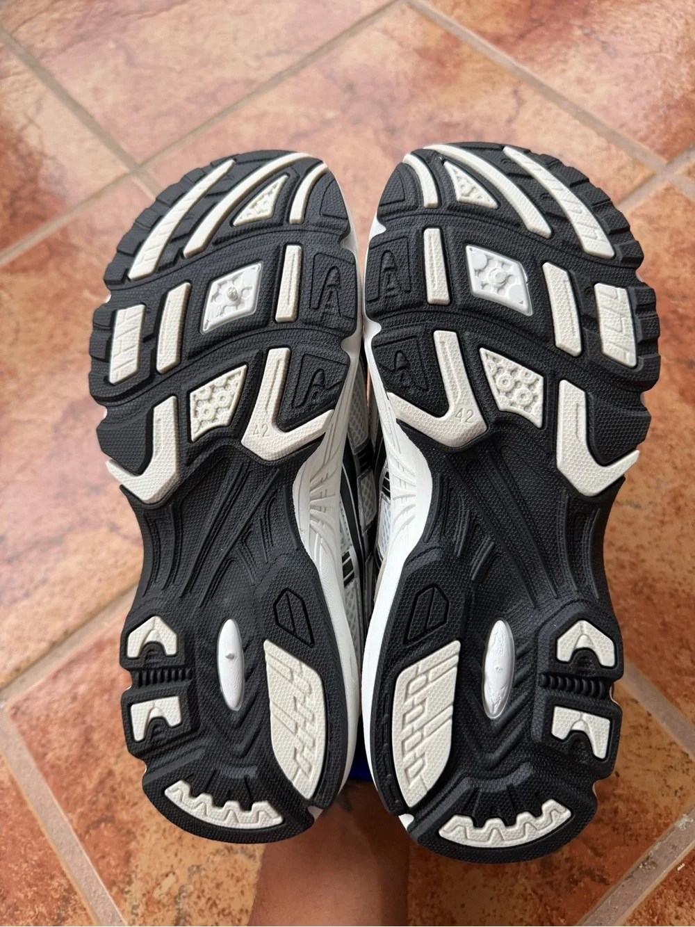 Size 9 Men’s And Women’s 10.5 - Asics Gel Kayano 14 White and Silver Cream - Picture 6 of 7